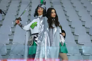 Με στολές και σπαθί!