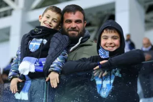 ΦΩΤΟΣ/Οι Απολλωνίστες και οι ΑΠΟΕΛίστες στις κερκίδες