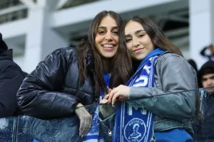 ΦΩΤΟΣ/Οι Απολλωνίστες και οι ΑΠΟΕΛίστες στις κερκίδες
