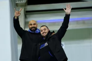ΦΩΤΟΣ/Οι Απολλωνίστες και οι ΑΠΟΕΛίστες στις κερκίδες