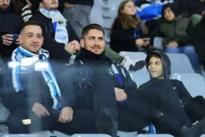 ΦΩΤΟΣ/Οι Απολλωνίστες και οι ΑΠΟΕΛίστες στις κερκίδες
