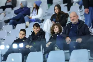 ΦΩΤΟΣ/Οι Απολλωνίστες και οι ΑΠΟΕΛίστες στις κερκίδες