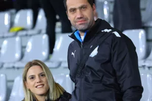 ΦΩΤΟΣ/Οι Απολλωνίστες και οι ΑΠΟΕΛίστες στις κερκίδες