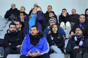 ΦΩΤΟΣ/Οι Απολλωνίστες και οι ΑΠΟΕΛίστες στις κερκίδες