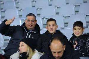 ΦΩΤΟΣ/Οι Απολλωνίστες και οι ΑΠΟΕΛίστες στις κερκίδες