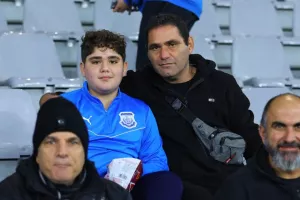 ΦΩΤΟΣ/Οι Απολλωνίστες και οι ΑΠΟΕΛίστες στις κερκίδες
