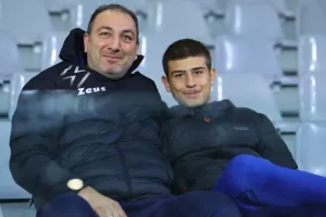 ΦΩΤΟΣ/Οι Απολλωνίστες και οι ΑΠΟΕΛίστες στις κερκίδες