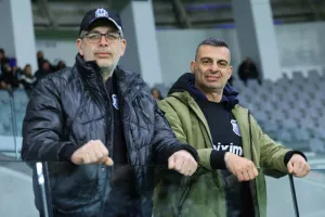 ΦΩΤΟΣ/Οι Απολλωνίστες και οι ΑΠΟΕΛίστες στις κερκίδες