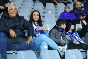 ΦΩΤΟΣ/Οι Απολλωνίστες και οι ΑΠΟΕΛίστες στις κερκίδες