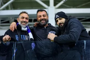 ΦΩΤΟΣ/Οι Απολλωνίστες και οι ΑΠΟΕΛίστες στις κερκίδες