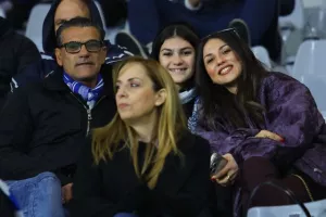 ΦΩΤΟΣ/Οι Απολλωνίστες και οι ΑΠΟΕΛίστες στις κερκίδες