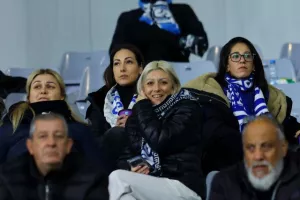 ΦΩΤΟΣ/Οι Απολλωνίστες και οι ΑΠΟΕΛίστες στις κερκίδες