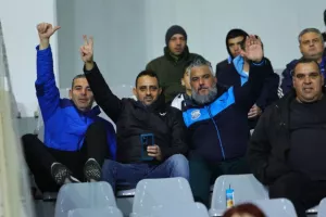 ΦΩΤΟΣ/Οι Απολλωνίστες και οι ΑΠΟΕΛίστες στις κερκίδες
