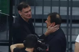Η θερμή χειραψία και η αγκαλιά του Μπαρτζώκα με τον Αταμάν