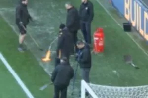  Απίστευτο: Έλιωναν τον πάγο με φλόγιστρο σε γήπεδο! (Βίντεο)