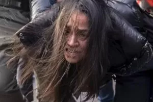 Ομοσπονδιακοί πράκτορες τραβούν βίαια από το αυτοκίνητο γυναίκα με αναπηρία