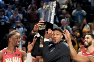 Αντετοκούνμπο: All-Star για 10η φορά!
