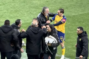 Πανευτυχής ο Πρόεδρος/Αγκαλιές και υψωμένες γροθιές! (Φώτος)