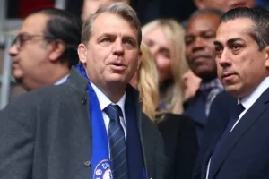 Οι οπαδοί της Τσέλσι ανάρτησαν πανό κατά του ιδιοκτήτη της ομάδας