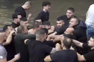 Πιάστηκαν στα χέρια... για τον σταυρό!