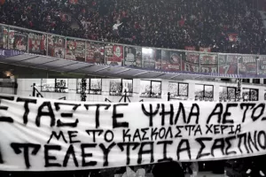 Ανάμεσα στους πανηγυρισμούς... ΔΕΝ ξέχασε τα αετόπουλα η Θύρα 7