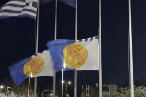 Μεσίστιες οι σημαίες στο Δημαρχείο της Θεσσαλονίκης