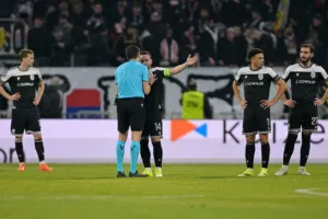 Χάνει και ο Γιακουμάκης το πρώτο νοκ άουτ - Αποβλήθηκε και ο Λουτσέσκου