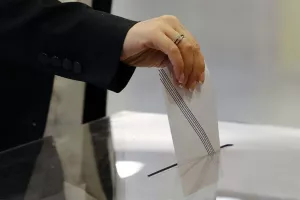 Δημοσκόπηση/Πάνω από τις ευρωεκλογές η ΝΔ, επέστρεψε στη 2η θέση η Πλεύση 
