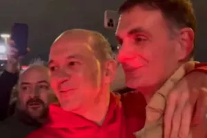 Το "ερυθρόλευκο" πάρτι στον Πειραιά και η τρομερή υποδοχή από τον Γιώργο Αγγελόπουλο