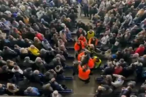 (Βίντεο) Χρειάστηκαν 6-7 σεκιούριτι για να απομακρύνουν μαινόμενο οπαδό!