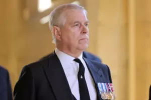 Βρετανοί πανηγυρίζουν τη σύλληψη του πρίγκιπα Άντριου