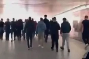 Οπαδοί συνόδευσαν τον Μπαρτζώκα προς το ΣΕΦ