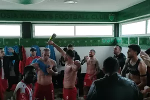 (Βίντεο kerkida) Χαμός... στα αποδυτήρια με σαμπάνιες!