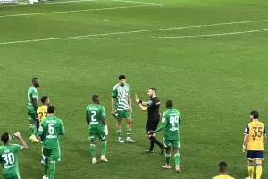 Κόκκινη, on field review και... άκυρη 