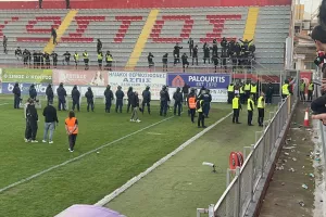 (ΒΙΝΤΕΟ/Φώτος Kerkida) Αποχώρηση με ένταση-Παρέμβαση Αστυνομίας