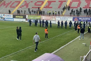 (ΒΙΝΤΕΟ/Φώτος Kerkida) Αποχώρηση με ένταση-Παρέμβαση Αστυνομίας