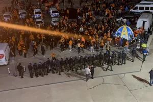 (Φώτος kerkida) ΑΝΤΙΔΡΑΣΗ από τους ΑΠΟΕΛίστες κατά Πρόδρομου Πετρίδη