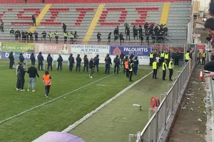 (ΒΙΝΤΕΟ/Φώτος Kerkida) Αποχώρηση με ένταση-Παρέμβαση Αστυνομίας