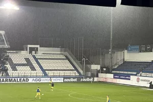 (Βίντεο kerkida) Έντονη βροχόπτωση με την έναρξη του δευτέρου ημιχρόνου
