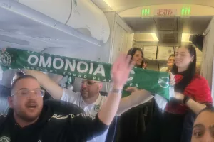 "Σηκώστε τα ψηλά, φωνάξτε δυνατά, ΟΜΟΝΟΙΑ!"