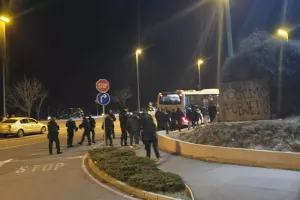 (Φώτος kerkida) Με συνοδεία... αστυνομικών 