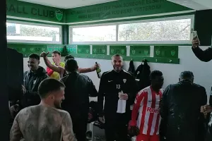 (Βίντεο kerkida) Χαμός... στα αποδυτήρια με σαμπάνιες!