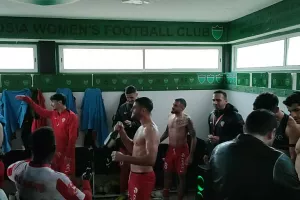 (Βίντεο kerkida) Χαμός... στα αποδυτήρια με σαμπάνιες!