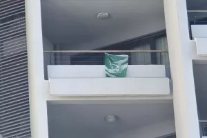 Με σημαίες στα μπαλκόνια!