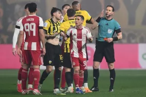 Καταγγέλλει τον Ποντένσε για ρίψη ομπρέλας στην κερκίδα η ΑΕΚ!