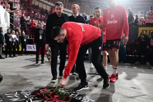 Ολυμπιακός και Χάκετ άφησαν λουλούδια στη μνήμη των θυμάτων της Θύρας 7