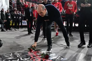 Ολυμπιακός και Χάκετ άφησαν λουλούδια στη μνήμη των θυμάτων της Θύρας 7