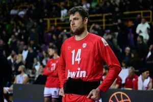 Ο τραυματίας Βεζένκοφ πήρε το χειροκρότημα από τον κόσμο του Παναθηναϊκού