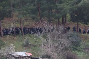 (Φώτος) Οπαδοί του ΟΦΗ ανέβηκαν σε λόφους για να δουν το ματς!