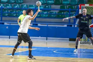 Το σκηνικό στο πρωτάθλημα Allwyn Ανδρών στο Χάντμπολ, μια αγωνιστική πριν το τέλος της α’ φάσης